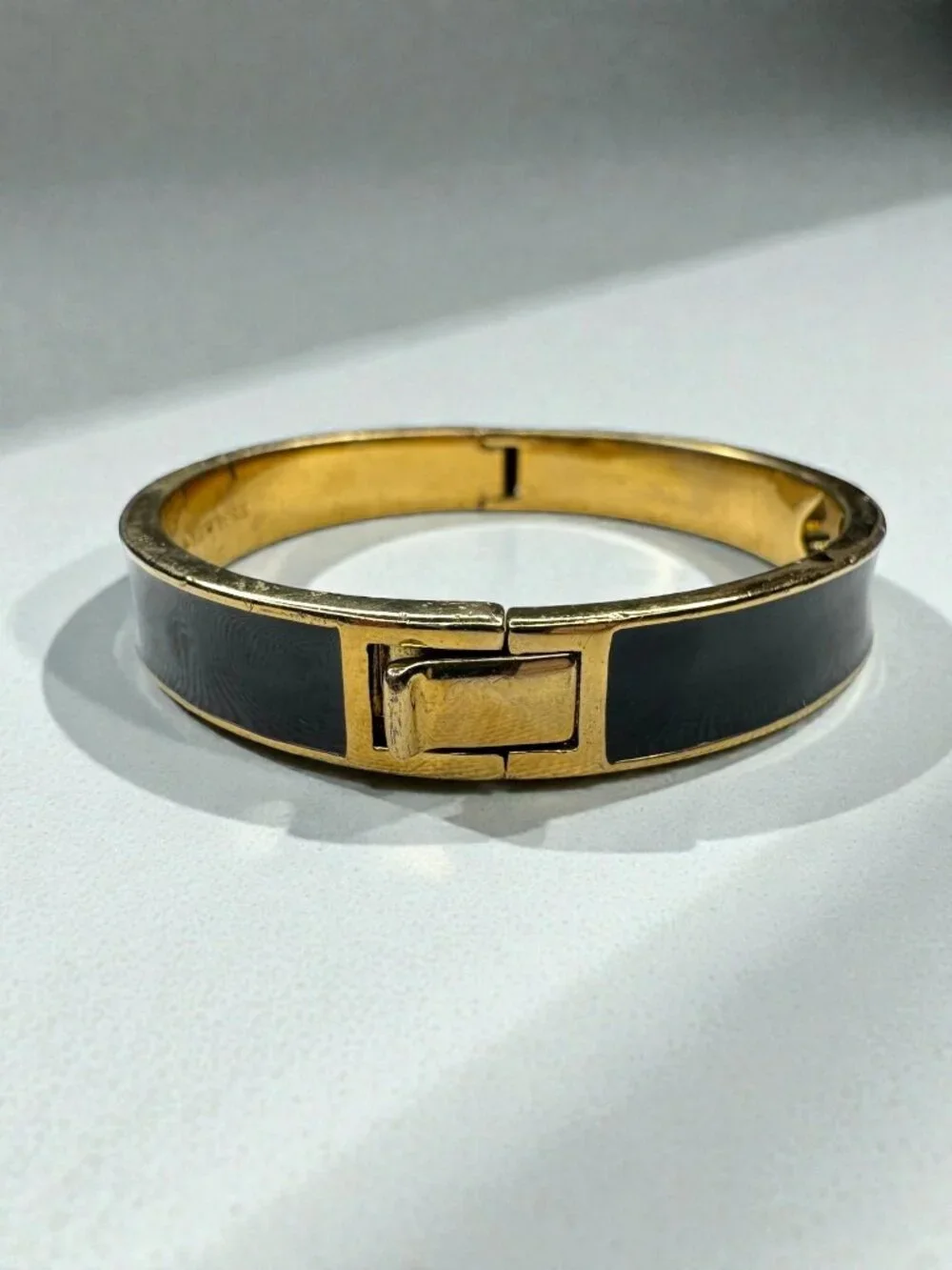 Kate Spade New York Black Enamel Spade Logo Gold Tone Hinged Bangle Bracelet - Picture 7 of 9
